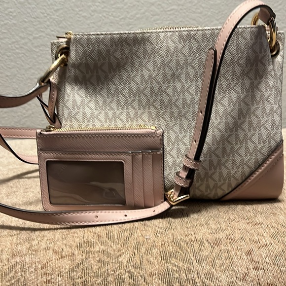 Cute envelope style Michael Kors crossbody - Picture 2 of 4